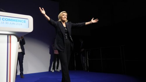 Десница води на парламентарним изборима у Француској, Макронова партија тек трећа