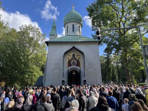 У крипти цркве су кости 130 Срба помрлих у логорима Аустроугарске од 1914 до 1918. али и реликвија, крвава кошуља краља Александра, покровитеља православља у Чешкој, коју је носио током атентата у Марсељу.